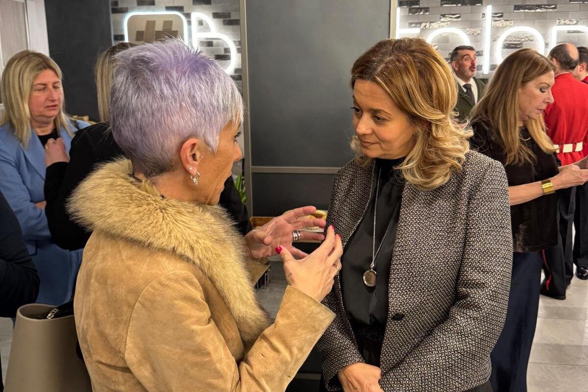 Laura Torres, Directoarea Ariei de Persoane și Cultură din Lodisna (stânga) și Bianca-Miruna Gavriliță, Consul General al României la Bilbao.