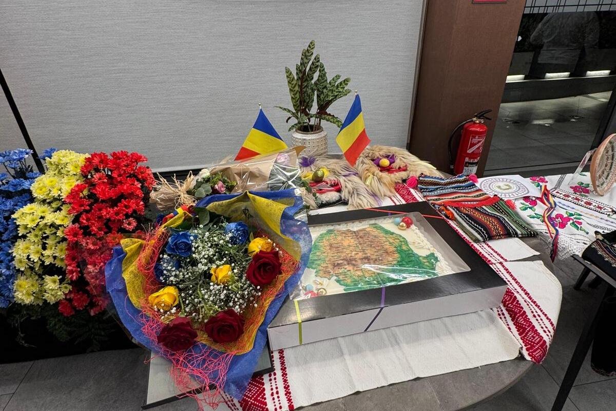 Elemente decorative și tradiționale românești dedicate Zilei Naționale a României.