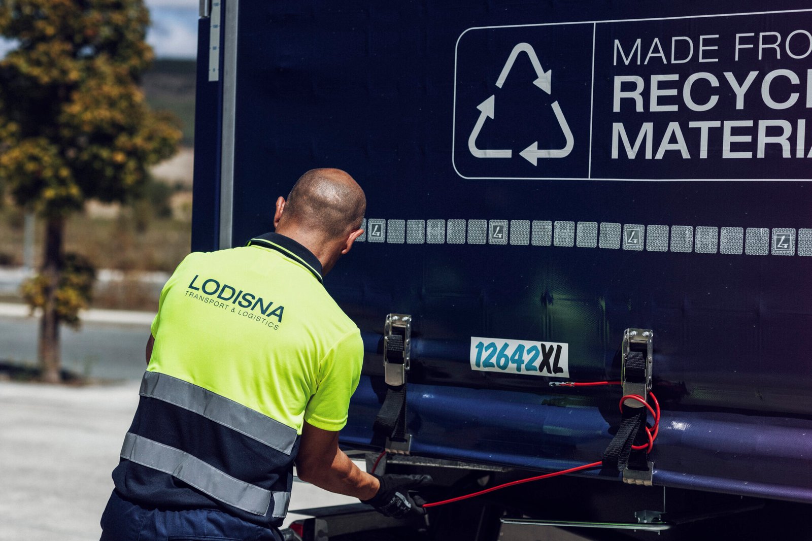 Șofer profesionist efectuând verificarea tehnică înainte de plecare la un camion Volvo Lodisna.