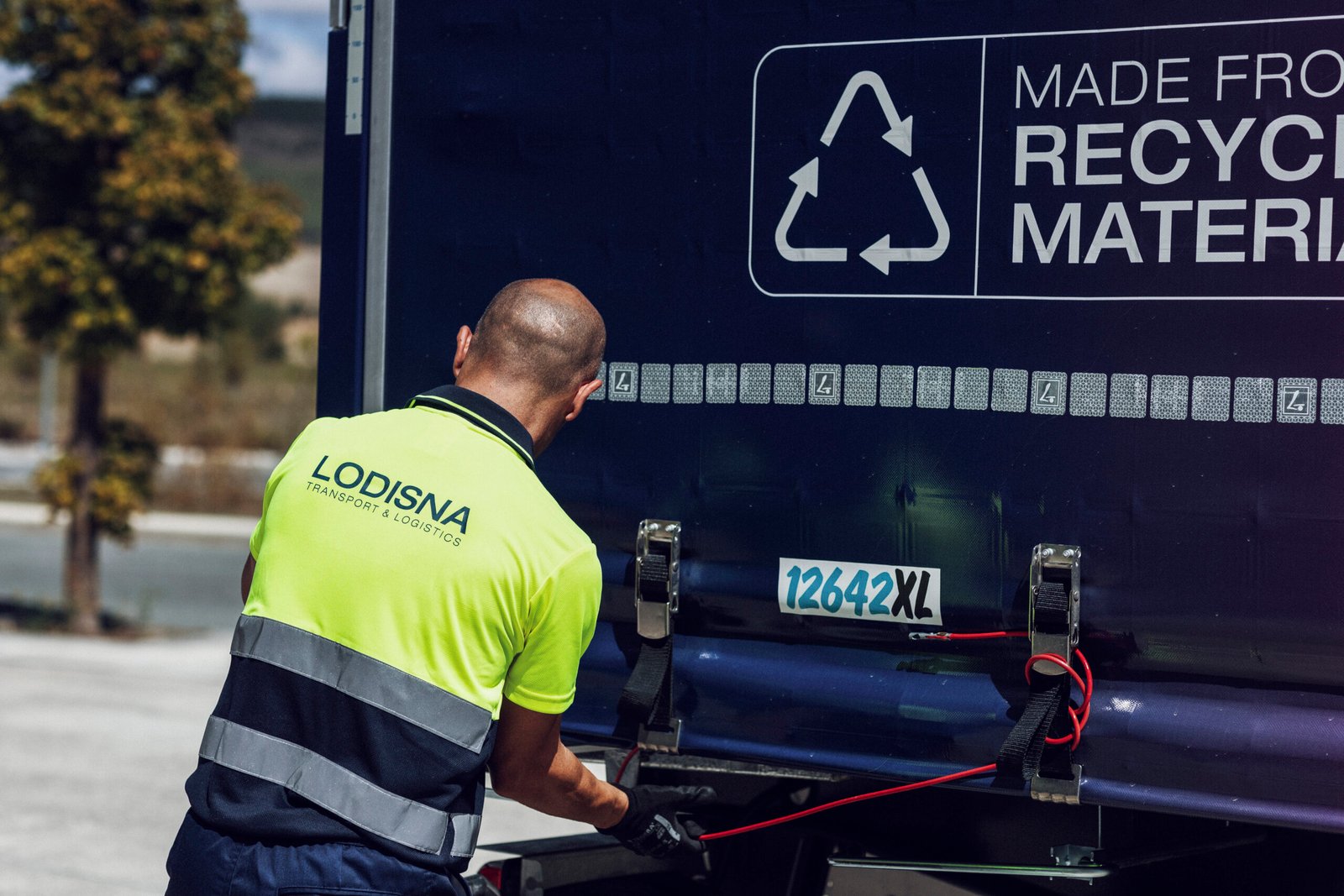 Șofer profesionist efectuând verificarea tehnică înainte de plecare la un camion Volvo Lodisna.