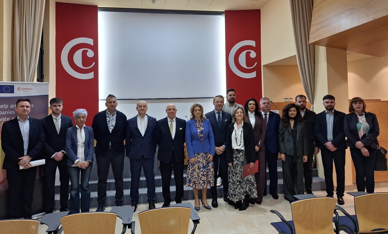 Laura Torres (a treia din stânga) și Alex Raducu (al doilea din stânga) de la Lodisna într-o fotografie de grup la Camera de Comerț Navarra, promovând legăturile economice Spania-România și oportunitățile de angajare pentru șoferi C+E.