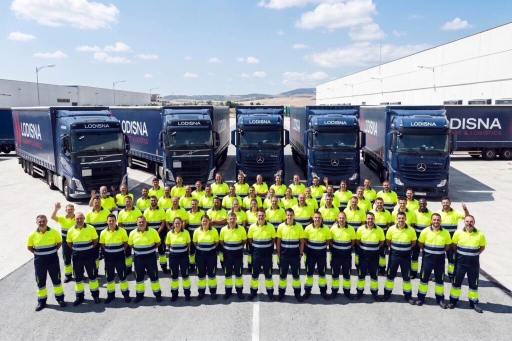 Șofer C+E și echipa Lodisna la biroul din Bacău alegând campania de vară împreună
