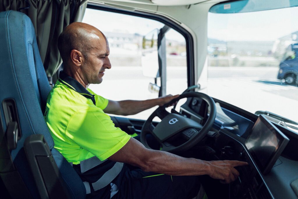 Șofer obosit la volan camion noaptea pe autostradă europeană semne oboseala la volan